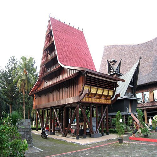 . Rumah Adat Nias